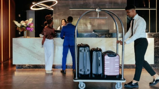 Ilustrasi check in di hotel