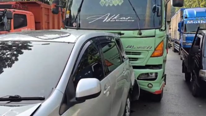 Truk Kontainer Tabrak Belasan Kendaraan di Pulogadung