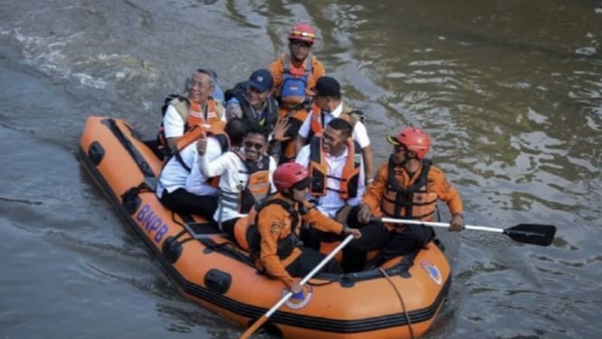 Gubernur Banten meninjau Kali Angke (ANTARA)