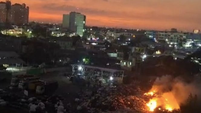 Pembakaran sampah ilegal di lahan kosong wilayah Cengkareng (ANTARA)