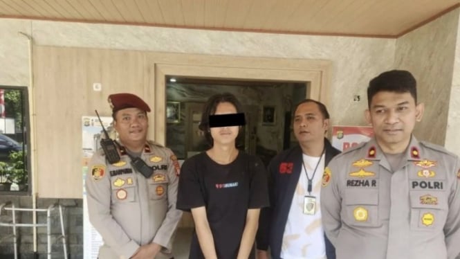 Pihak Polsek Metro Menteng saat mengamankan tersangka (ANTARA)