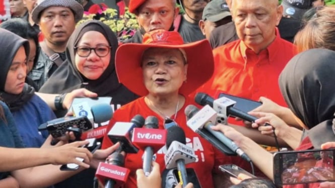 Ribka Tjiptaning memberikan keterangan kepada wartawan (ANTARA)