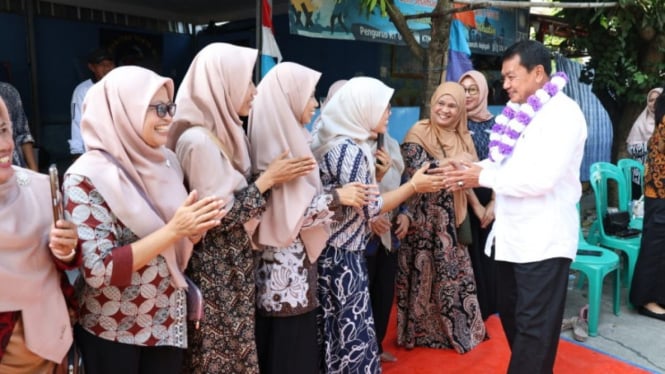 Bupati Tangerang, Moch. Maesyal Rasyid, mengunjungi Pasar Kemis