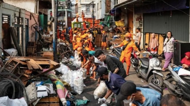 Kerja bakti membersihkan puing-puing bekas kebakaran (ANTARA)
