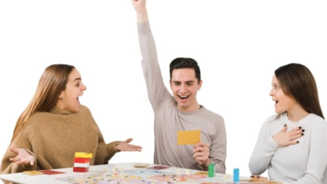 Ilustrasi orang dewasa bermain board game (freepik.com)