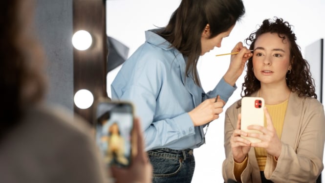 Ilustrasi make up artist (freepik.com)