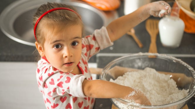 Ilustrasi anak bermain tepung (freepik.com)