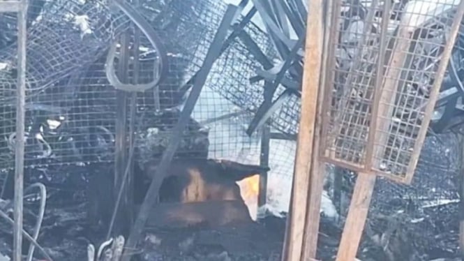 Api kecil masih ditemukan pasca kebakaran di Pasar Taman Puring