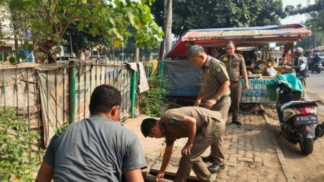 Pembongkaran puluhan lapak Pedagang Kaki Lima (PKL)