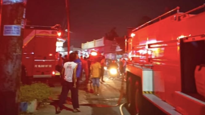 Kebakaran melanda sebuah toko beras di Batujaya, Batuceper