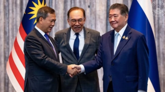 PM Malaysia menyaksikan kesepakatan damai PM Thailand dan Kamboja