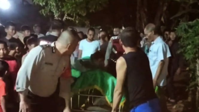 Evakuasi jasad bayi terbungkus karung di Lubang Buaya (ANTARA)