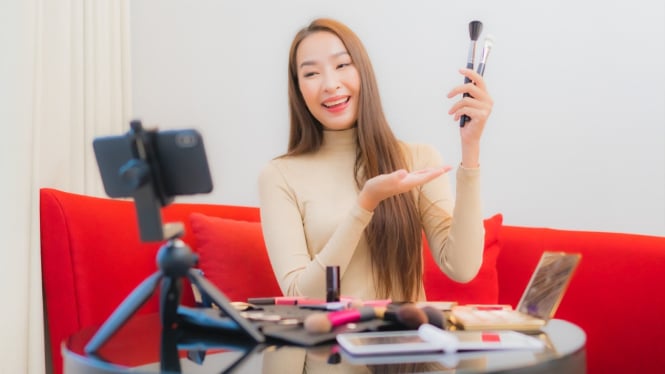 Ilustrasi live jualan (freepik.com)