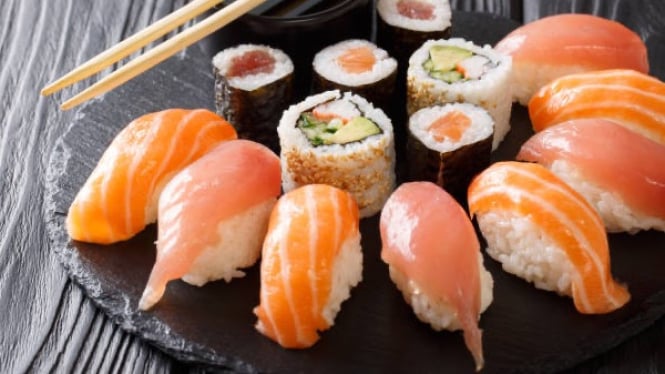 Sajian ikan mentah dalam menu sushi