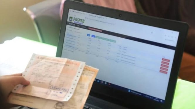 Petugas sedang melayani proses transaksi pembayaran pajak PBB-P2