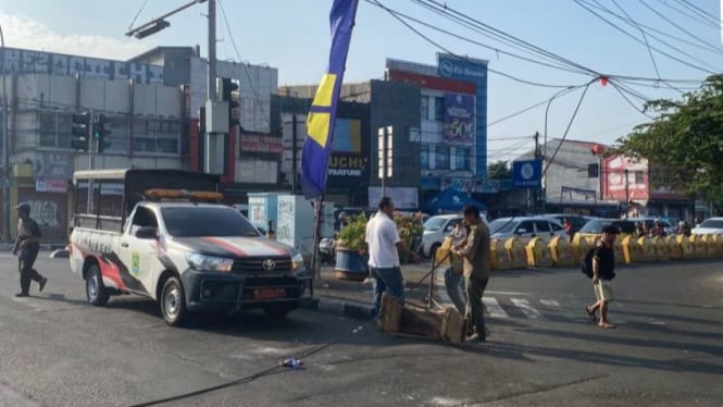 Petugas Trantib Kecamatan Ciledug menindak kabel udara yang menjuntai