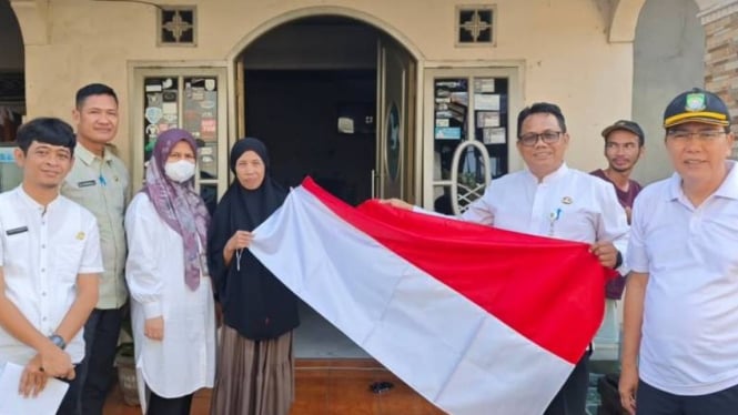 Pembagian bendera merah putih di Kecamatan Jatiuwung