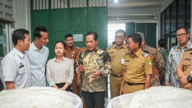 Kunjungan kerja ke Satuan Pelayanan Pemenuhan Gizi Jatake di Jatiuwung
