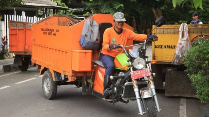 Petugas kebersihan Dinas Lingkungan Hidup Kota Tangerang
