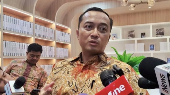 Mensesneg Prasetyo Hadi menjawab pertanyaan wartawan