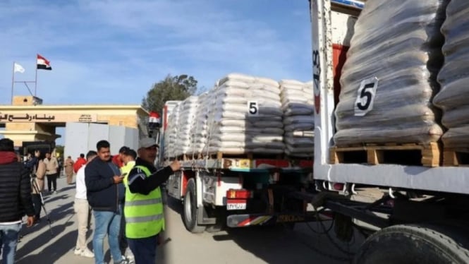 Sejumlah truk bantuan mengantre untuk masuk ke Jalur Gaza