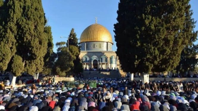 Warga Palestina melaksanakan salat di Masjid Al-Aqsa di Yerusalem