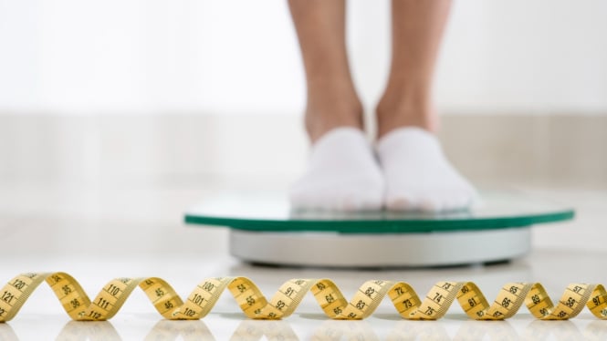 Ilustrasi mengukur berat badan (freepik.com)