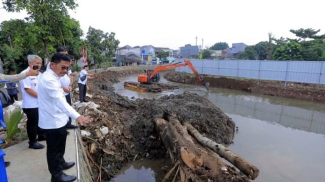 Wali Kota Tangerang Sachrudin meninjau proses pengerukan kali wetan