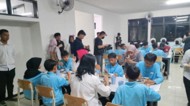 Para siswa Sekolah Rakyat Menengah Pertama 9 tengah santap malam