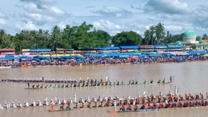 Suasana Festival Pacu Jalur di Tepian Narosa (ANTARA)
