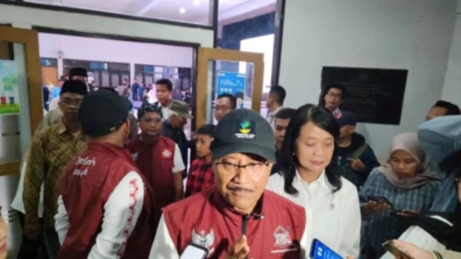 Mensos memberikan keterangan di sela peninjauan Sekolah Rakyat