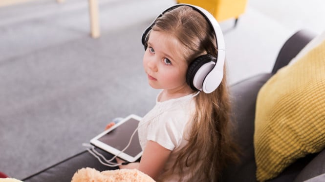 Ilustrasi anak mendengarkan musik (freepik.com)