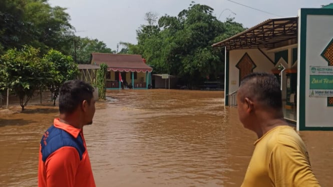 Banjir Mendadak Rendam Puluhan Rumah di Villa Pamulang