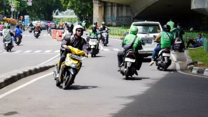 Ilustrasi Pemotor Lawan Arah
