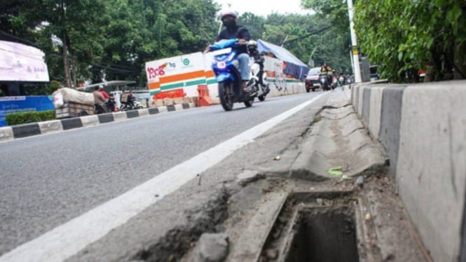 Lubang drainase dengan besi penutup yang hilang di Matraman