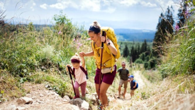 Ilustrasi hiking bersama anak