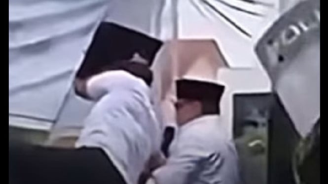 Tangkapan layar Bupati Sudewo dihujani lemparan botol oleh massa
