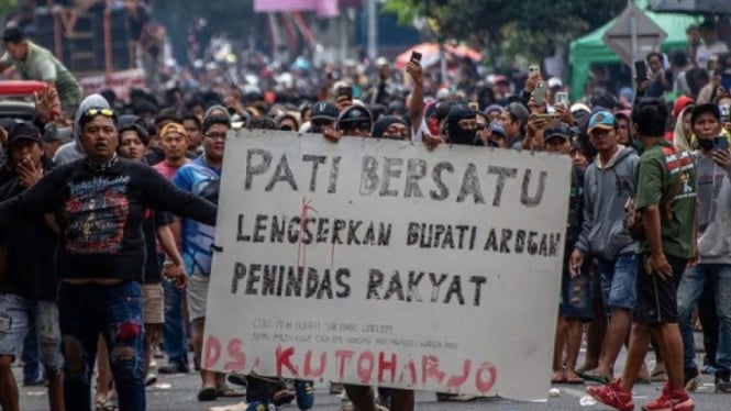Masyarakat Pati Bersatu berunjuk rasa di depan Kantor Bupati Pati