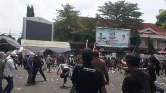 Aksi unjuk rasa di depan Kantor Bupati Pati, Rabu (13/8/2025)