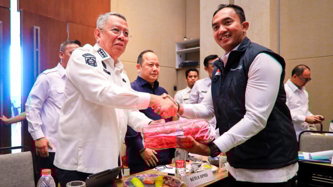Pemkot Tangsel membagikan bendera merah putih