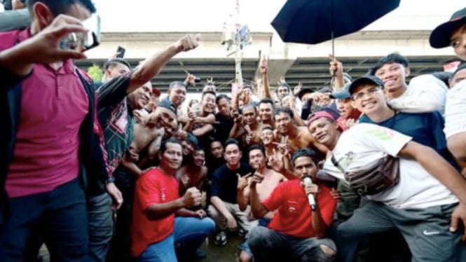 Wapres Gibran berfoto bersama peserta lomba HUT ke-80