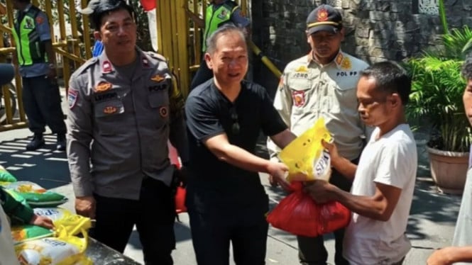 Sebanyak 200 paket sembako dibagikan di Tamansari, Jakarta Barat