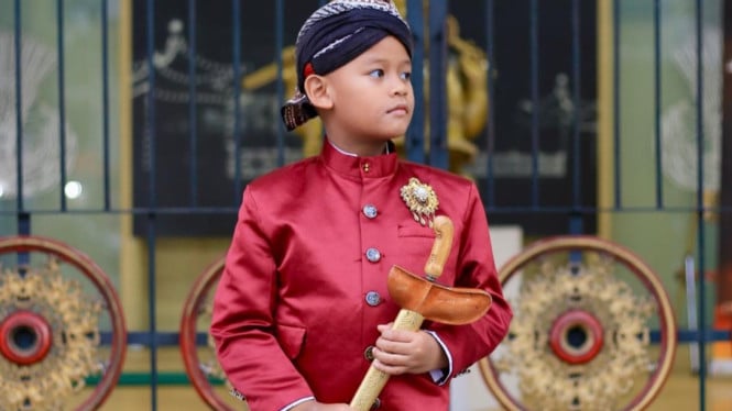 Memakai baju adat Jawa di Museum Sonobudoyo