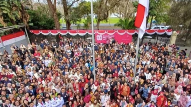 Suasana foto bersama usai upacara pengibaran bendera