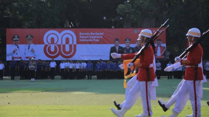 Upacara Penurunan Bendera Merah Putih di Alun-Alun Ahmad Yani