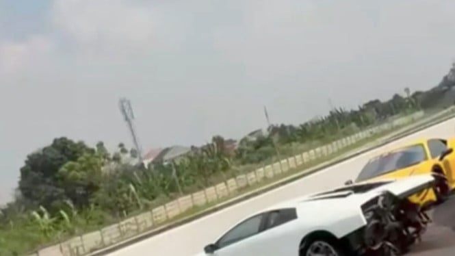 Tangkapan layar mobil Lamborghini Murcielago mengalami kecelakaan