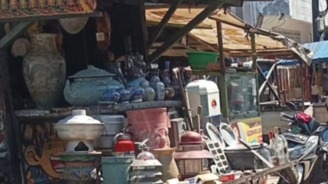 Sebuah toko di pasar loak Astana Anyar, Bandung, Jawa Barat.