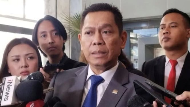 Wakil Ketua DPR RI Adies Kadir di kompleks parlemen