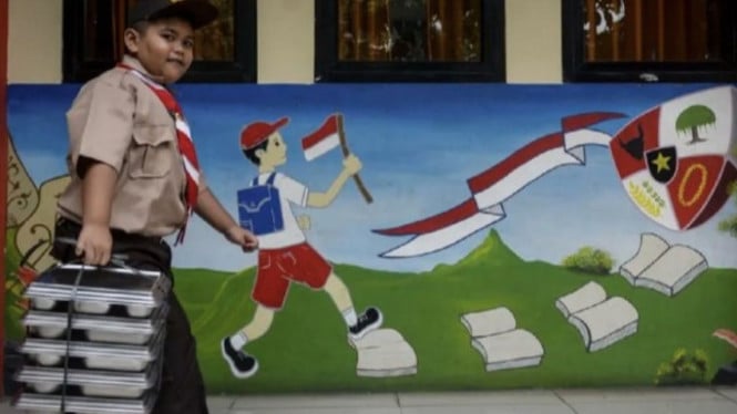Siswa membawa makanan bergizi gratis di SDN Kunciran 2, Tangerang