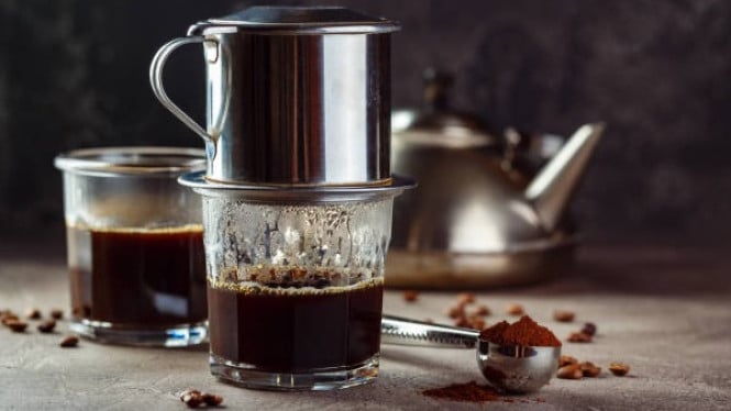 Ilustrasi Membuat Kopi dengan Teknik Vietnam Drip